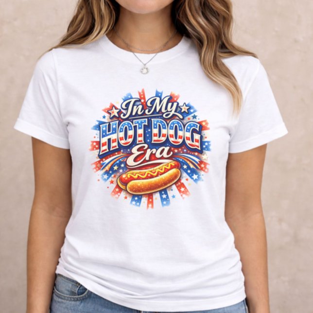 Camiseta Triblenda 4th of July Hot Dog Era (patriotic women t-shirt with In My Hot Dog Era text and festive hot dog design)