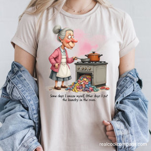 Camiseta Triblenda Abuela divertida pone la ropa en el horno