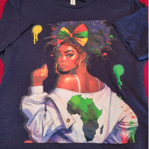 Camiseta Triblenda Adolescente afroamericana celebrando su herencia