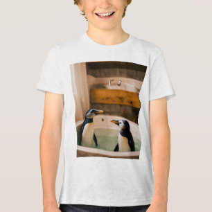 Camiseta Triblenda Adorable Penguin Bath Time Wall Art"