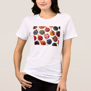 Camiseta Triblenda Adornos de árbol de Navidad artesanales en SS blan