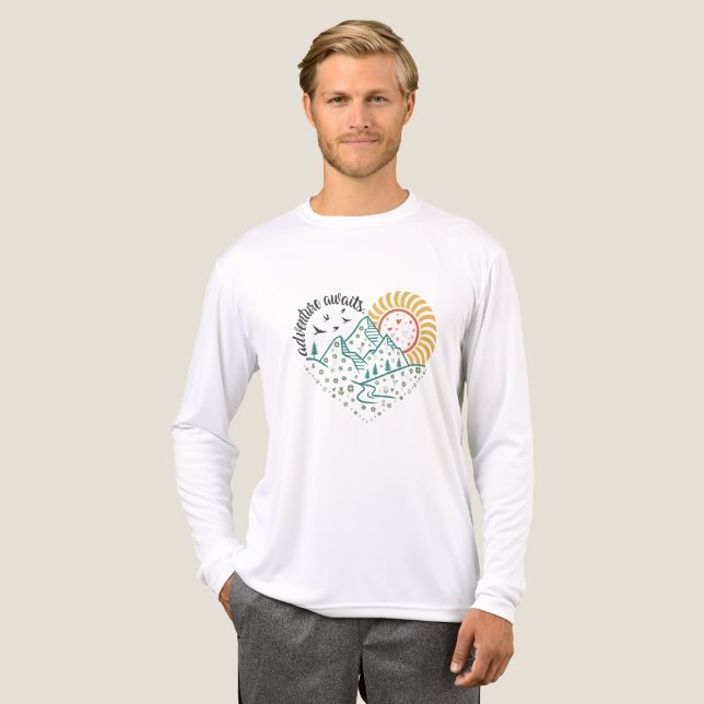 Camiseta Triblenda Adventure Awaits – Retro Mountain & Sun Nature (Anverso Completo)