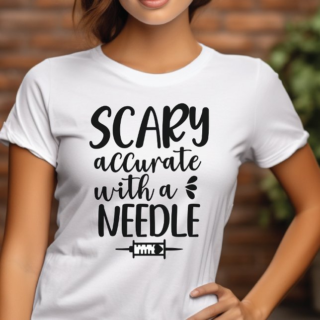 Camiseta Triblenda Alarmante Precisión Con Una Enfermera De Needle Ha (Scary Accurate With A Needle Halloween Nurse Shirt)
