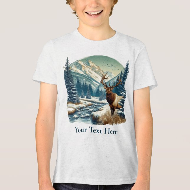 Camiseta Triblenda Alce de pie junto al arroyo con montañas  (Anverso)
