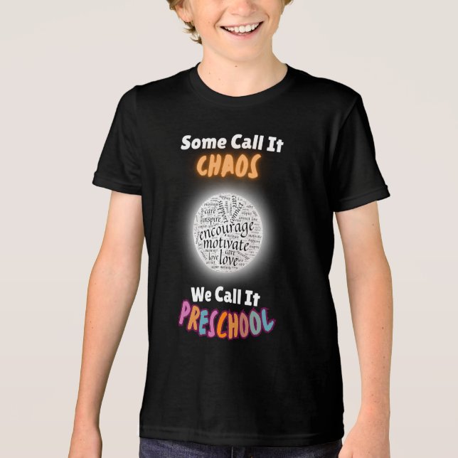 Camiseta Triblenda Algunos lo llaman caos lo llamamos preescolar (Anverso)