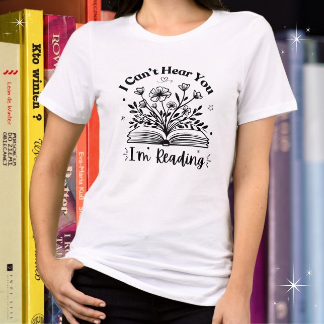 Camiseta Triblenda Amantes del libro, no puedo oírte que estoy leyend (Available in multiple apparel styles, colors and sizes. )