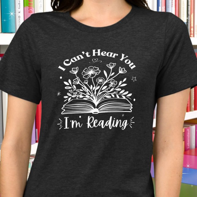 Camiseta Triblenda Amantes del libro, no puedo oírte que estoy leyend (Available in multiple apparel styles, colors and sizes. )