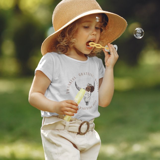 Camiseta Triblenda Amistad: Calavera de vaca agradecida y Rosas (Girls Editable "Thankful, Grateful, Blessed" Friendsgiving T-Shirt. Hand-Drawn Cow Skull & Roses.)