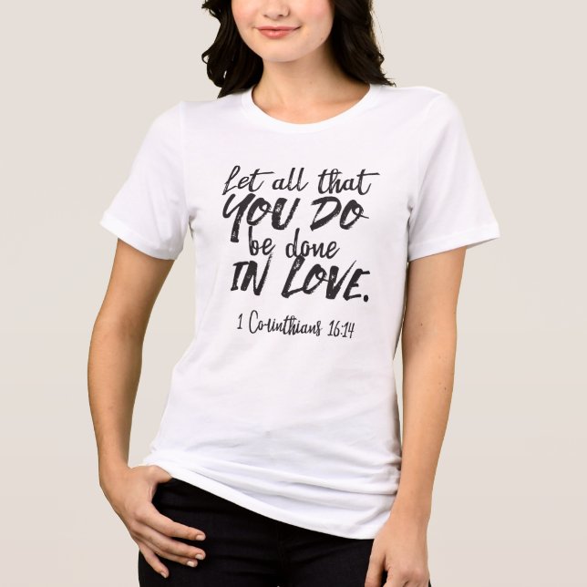 Camiseta Triblenda Amor en acción - 1 corintios 16:14 Inspirador (Anverso)