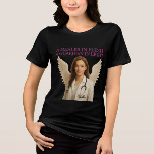 CAMISETA TRIBLENDA ÁNGEL GUARDIANO EN UNA CAMA BLANCA