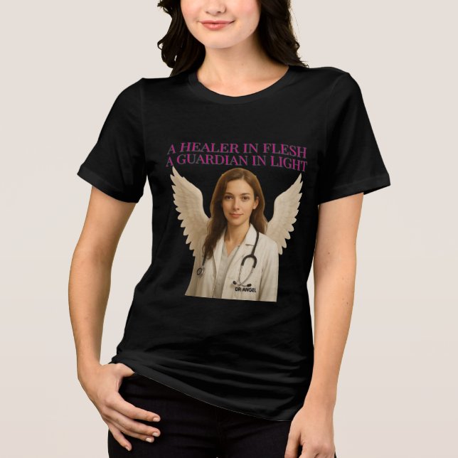 CAMISETA TRIBLENDA ÁNGEL GUARDIANO EN UNA CAMA BLANCA (Anverso)