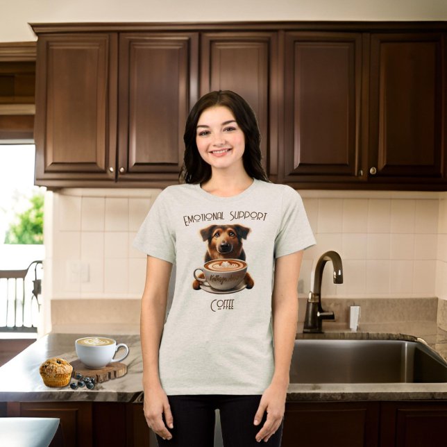 Camiseta Triblenda Apoyo emocional Café Gracioso Salud Mental (Emotional Support Coffee in Mocha T-Shirt, Personalize Name on Coffee, Cute Dog Holding Coffee mug)