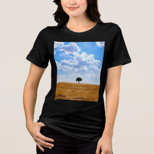 Camiseta Triblenda Árbol en un campo de trigo cosechado