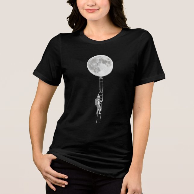 Camiseta Triblenda Astronaut Climbing the Moon – Surreal Space Art (Anverso)