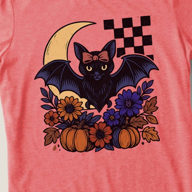 Camiseta Triblenda Batalla de Halloween Retro Con Estética Gótica De  (This retro Halloween bat design captures spooky charm with a gothic twist.)