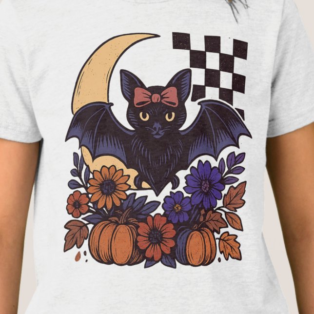 Camiseta Triblenda Batalla de Halloween Retro Con Estética Gótica De  (This retro Halloween bat design captures spooky charm with a gothic twist.)