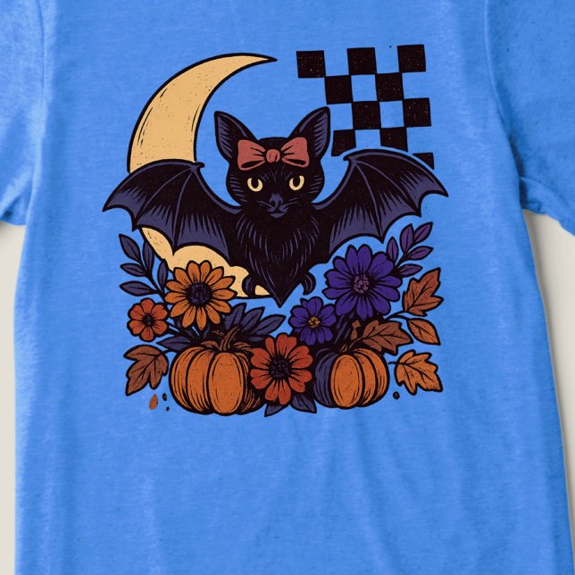Camiseta Triblenda Batalla de Halloween Retro Con Estética Gótica De  (This retro Halloween bat design captures spooky charm with a gothic twist.)
