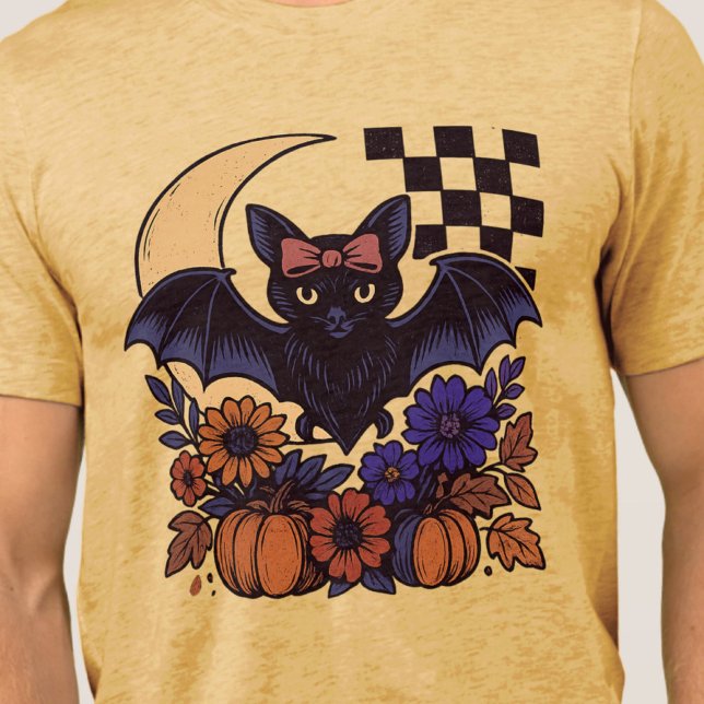 Camiseta Triblenda Batalla de Halloween Retro Con Estética Gótica De  (This retro Halloween bat design captures spooky charm with a gothic twist.)