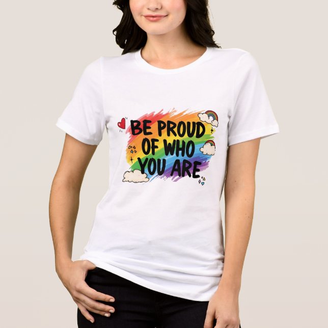 Camiseta Triblenda Be Proud of Who You Are Rainbow Quote LGBTQ+ (Anverso)