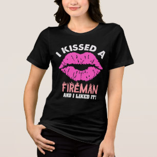 Camiseta Triblenda Besé A Un Bombero Y Me Gustó