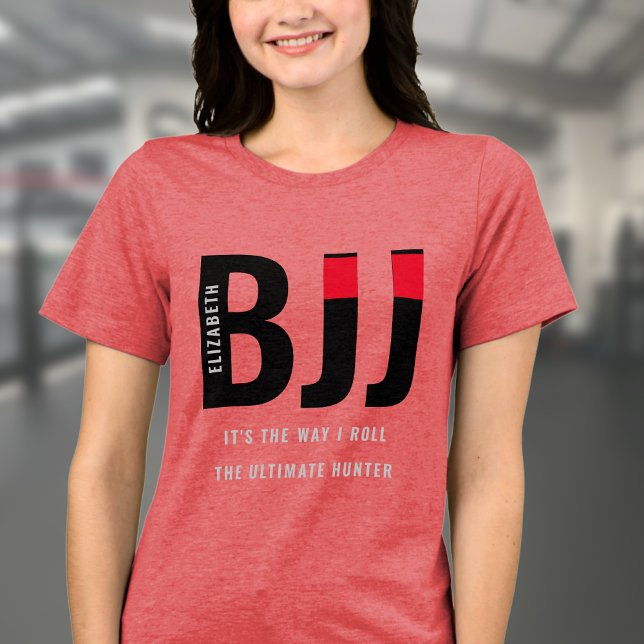 Camiseta Triblenda BJJ brasileño Jiu Jitsu agrega nombre a mujer (Red BJJ woman's Tshirt worn by a female model in a gym.)