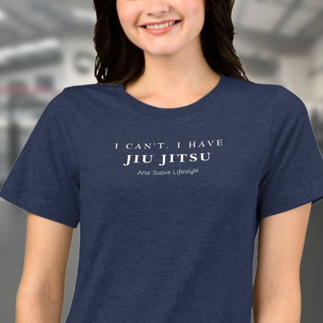 Camiseta Triblenda BJJ: No puedo tener Jiu Jitsu Arte Suave Mujer (Navy blue BJJ Tshirt on female model on a gym.)