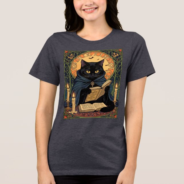 Camiseta Triblenda Black Cat Reading A Book Of Solstice Spells (Anverso)