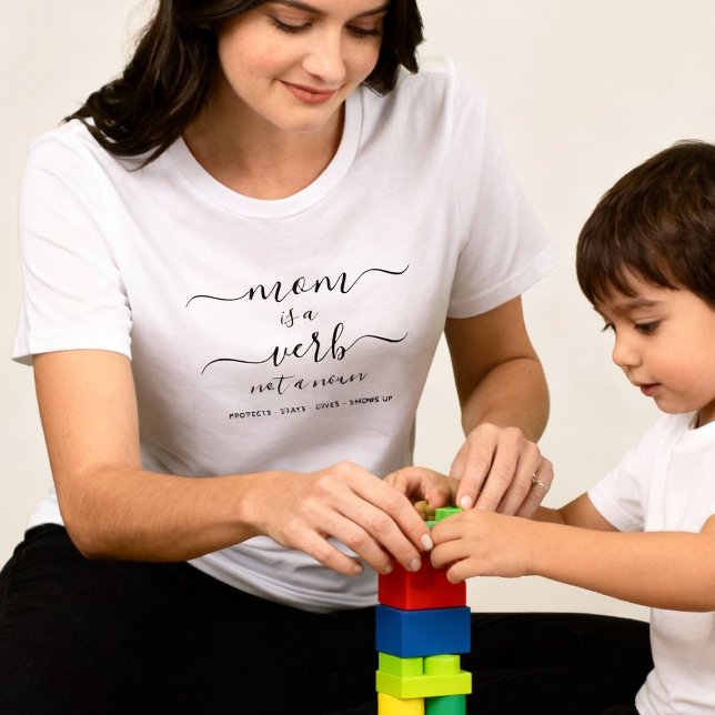 Camiseta Triblenda Black Script Mom Is a Verb Mother Keepsake (Subido por el creador)