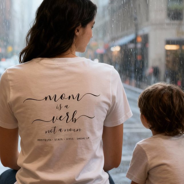 Camiseta Triblenda Black Script Mom Is a Verb Mother Keepsake (Subido por el creador)