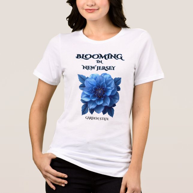 CAMISETA TRIBLENDA BLOOMING IN NJ , BLUE DAHLIA FLORAL TRI-BLEND  (Anverso)
