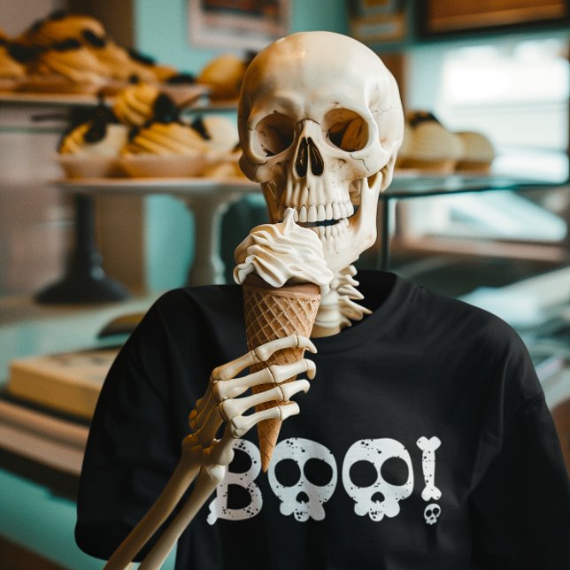 Camiseta Triblenda Boo de cráneo negro y blanco (Black and White Bony Skull Boo Tri-Blend Shirt)
