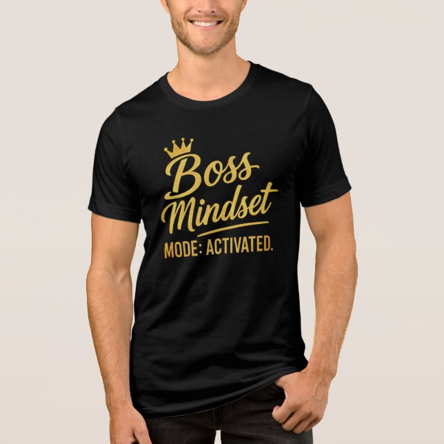 Camiseta Triblenda Boss Mindset Mode: Activated – Gold Typography Tee (Anverso)