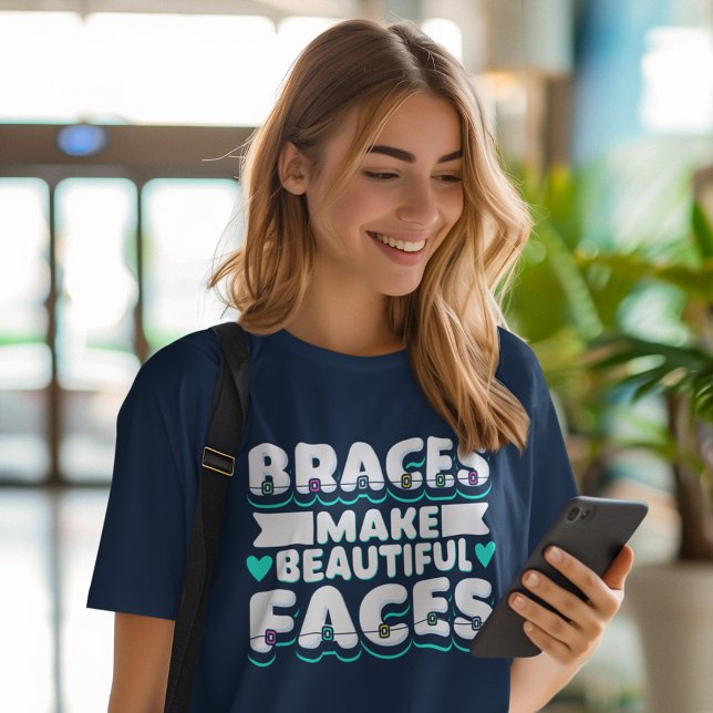 Camiseta Triblenda Braces Make Beautiful Faces Dental Worker (Braces Make Beautiful Faces Womens Navy Blue T-Shirt)