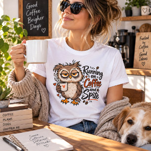 Camiseta Triblenda Búho Divertido que Funciona con Café y Rencor