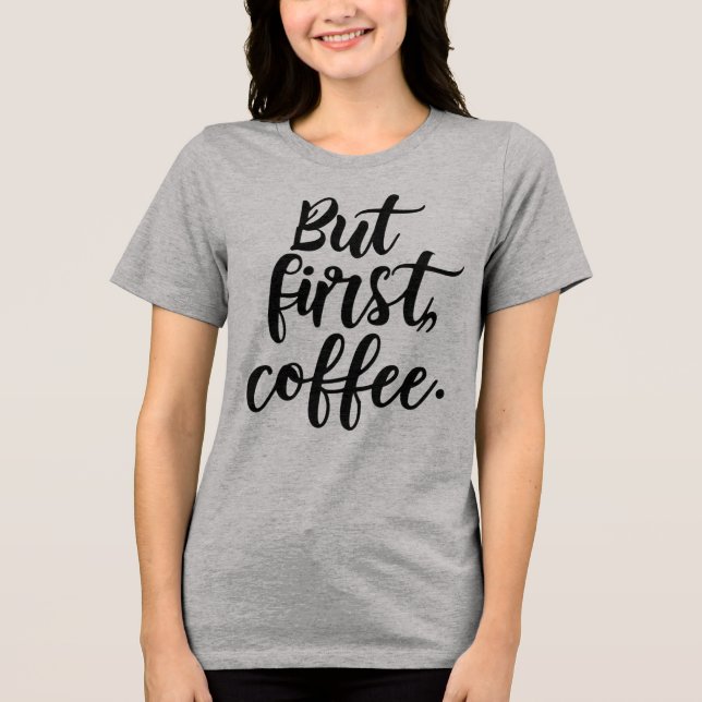 Camiseta Triblenda But First Coffee | Chic Modern Script Typography D (Anverso)