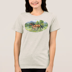 Camiseta Triblenda Caballo islandés Sola y potro en prado de montaña 
