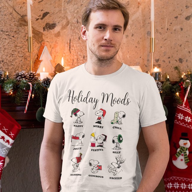 Camiseta Triblenda Cacahuetes | Snoopy Navidades Holiday Moods (Person wearing t-shirt)