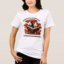 Cerdos de Guinea divertidos leyendo bajo hongos ro