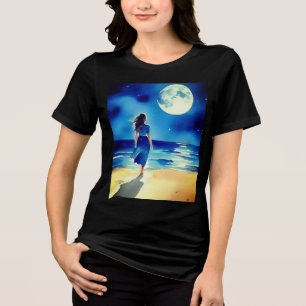 Camiseta Triblenda Chica en la playa bajo una luna llena