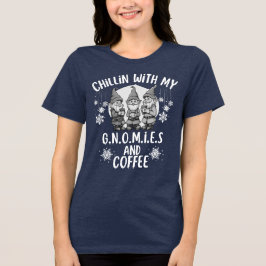 Camiseta Triblenda Chillin Con Mis Gnomías Y El Café Diciendo Gracios