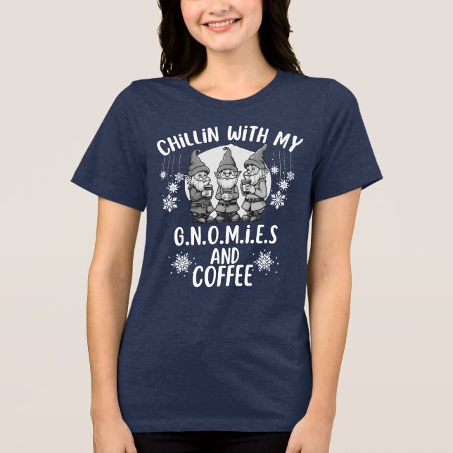 Camiseta Triblenda Chillin Con Mis Gnomías Y El Café Diciendo Gracios (Anverso)