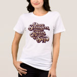 Camiseta Triblenda Cita de paso de extraños a amantes<br><div class="desc">Tipografía vintage en burgundy profundo con letras en crema de la cita,  resaltando el romance y los nuevos comienzos; serifas ornamentadas y curvas fluidas la convierten en un regalo destacado o camiseta de pareja.</div>