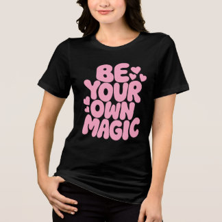 Camiseta Triblenda Cita Retro Rosa “Sé Tu Propia Magia”