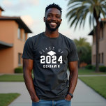 Camiseta Triblenda Clase de Graduado de Estilo de Variedad de 2022 No<br><div class="desc">Camiseta de grado al estilo de la diversidad divertida que presenta el año de graduación en grandes cantidades con la "clase de" mostrada en un diseño de arco arriba. En el centro se colocan una tapa de pavimento y un tassel personalizados con el nombre del pato. Hace un gran regalo...</div>