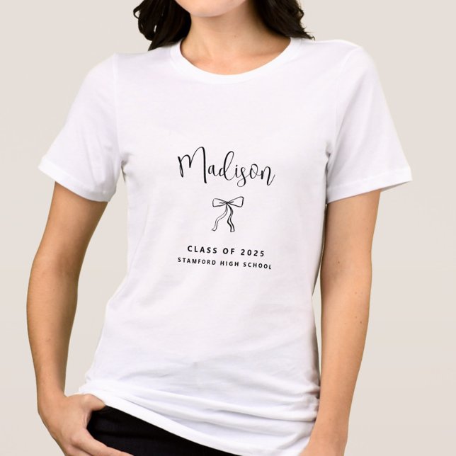 Camiseta Triblenda Clase personalizada simple de graduación 2025 (Class of 2025 Graduation TShirt with Name, Personalized, Coquette Bow, Simple Modern, High School)