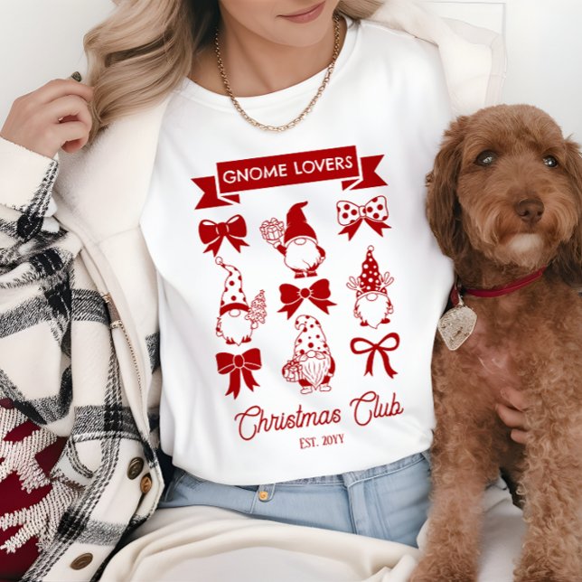 Camiseta Triblenda Club de Navidades Coquette Gnome Lovers - Rojo | B (Coquette Gnome Lovers Christmas Club Red White Tri Blend Shirt)