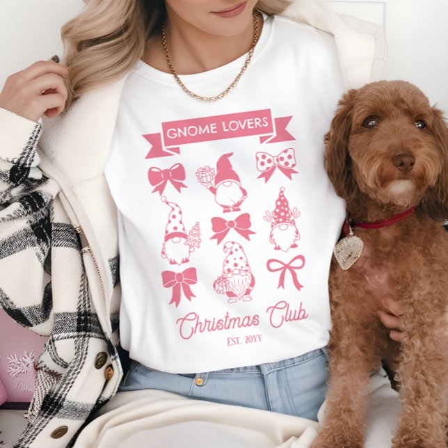 Camiseta Triblenda Club de Navidades Coquette Gnome Lovers - Rosa | B (Coquette Gnome Lovers Christmas Club Pink | White Tri Blend Shirt)