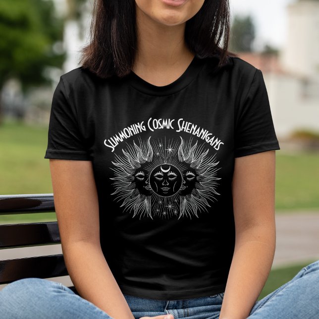 Camiseta Triblenda Córdobas cósmicas celestes de sol y luna en Wiccan (Celestial Sun & Moon Cosmic Shenanigans Wiccan Tri-Blend Shirt)