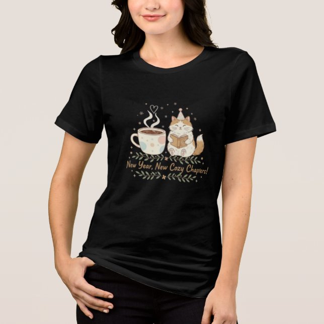 Camiseta Triblenda Cozy New Year Cat: Coffee & Reading Illustration (Anverso)