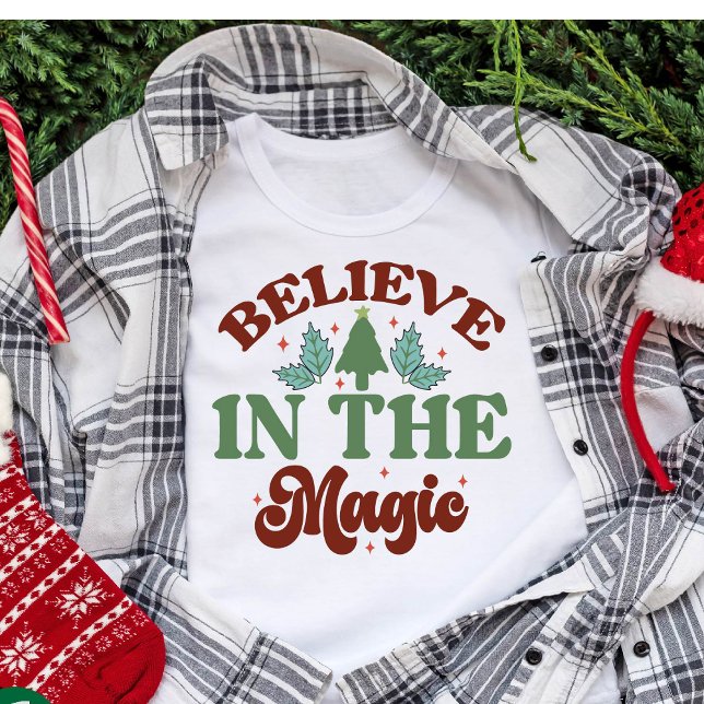Camiseta Triblenda Creer en las vacaciones mágicas de los Navidades R (Believe in the magic Retro Christmas Holidays T-Shirt)